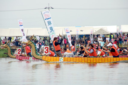 県内外から74チーム参加 湖上を全力疾走！