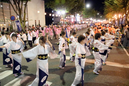 市民総勢600人で踊りの輪