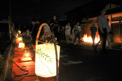 3,000の灯りが街道を照らす
