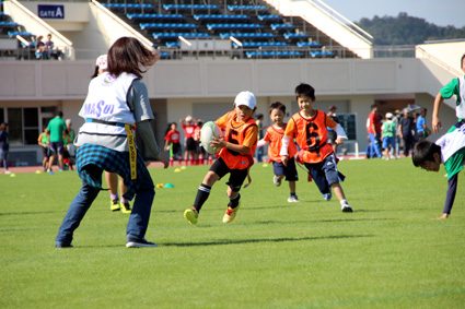 ちびっ子ラガーもママたちもタグラグビーに熱くなる