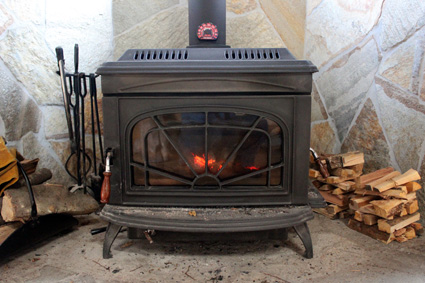 薪を焚いて冷暖房 温水焚き冷温水機