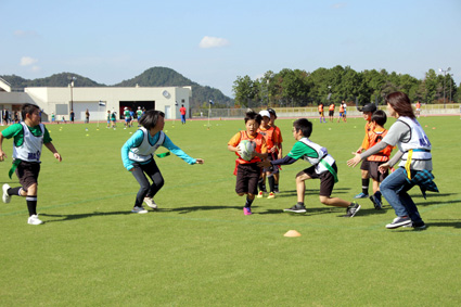 スポーツや交流の苦手な君も タグラグビー体験教室へ