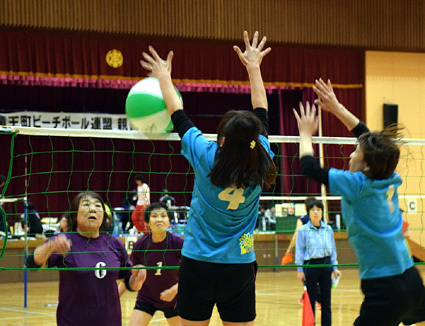 県内外から79チーム出場 竜王町ビーチボール親善大会