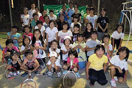 初心者も楽しくニコニコ親子テニス教室