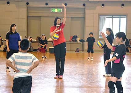 親子バレーボール教室 大林素子さんが指導