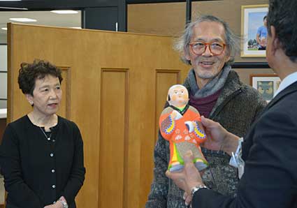 小幡人形を市に寄贈 願う文化伝承と発展 | 滋賀報知新聞