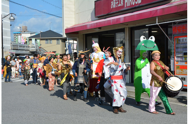 夏の風物詩　駅前に軽快なリズム♪