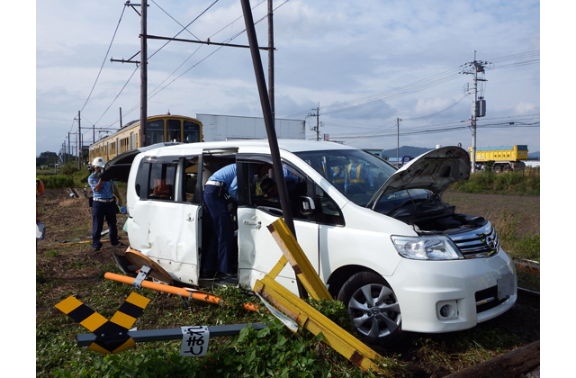 警報、遮断機のない踏切　列車と自動車が接触