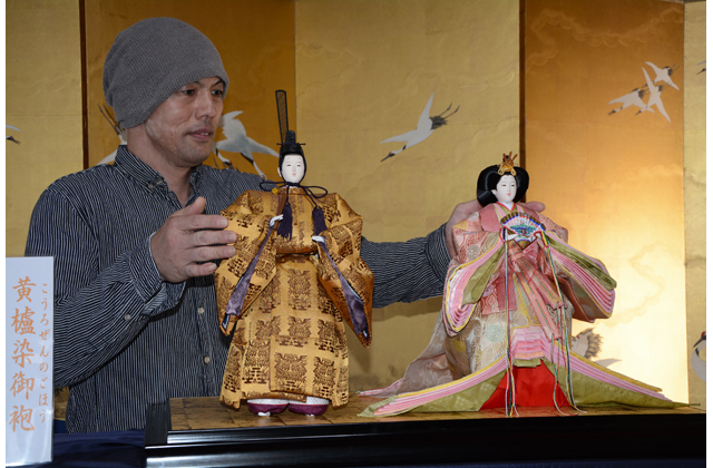 即位礼衣装のひな人形　人形師の東之湖さんが製作