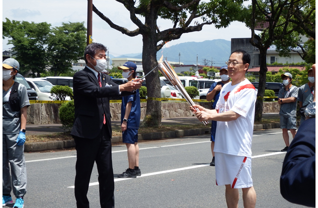 希望の聖火つなぐ東近江市で聖火リレー