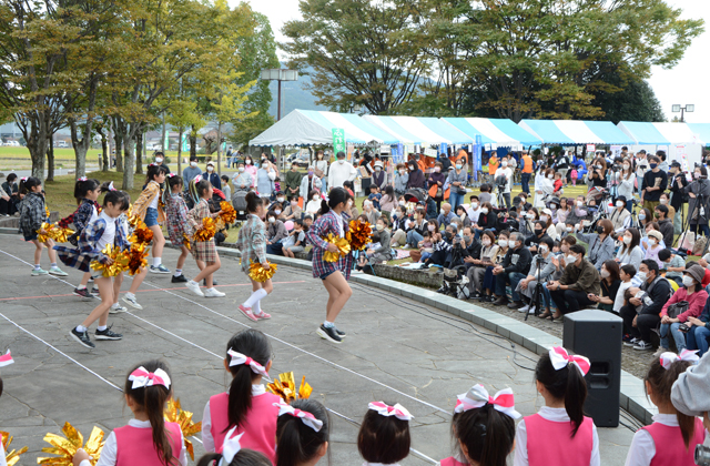 模擬店やステージ 恒例イベントに人の輪