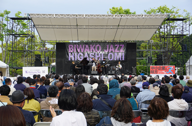 普段のまちがジャズ会場に