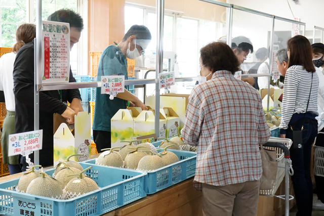 多くの来場者でにぎわう「あいとうメロンまつり」