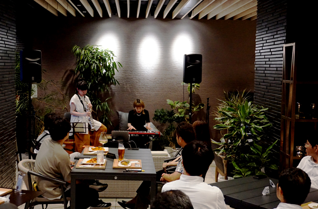 駅前に響く楽器の音色 生演奏と食事に酔いしれる