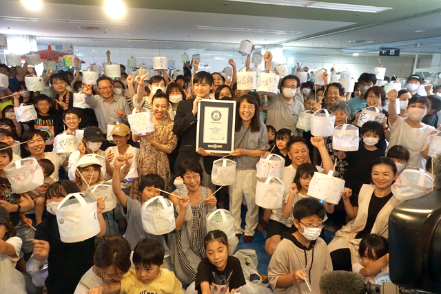 紙のランタンづくりで世界記録