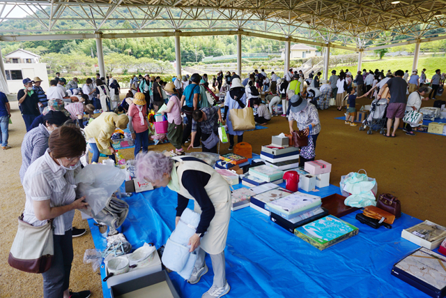 市民の交流の場に結成70周年の記念バザー