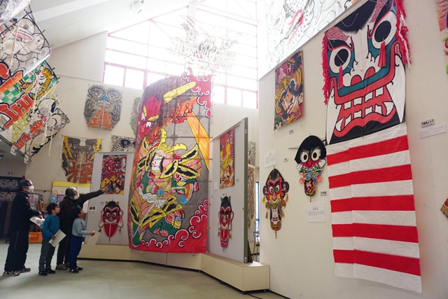 もうすぐ節分 鬼の凧展　12日まで