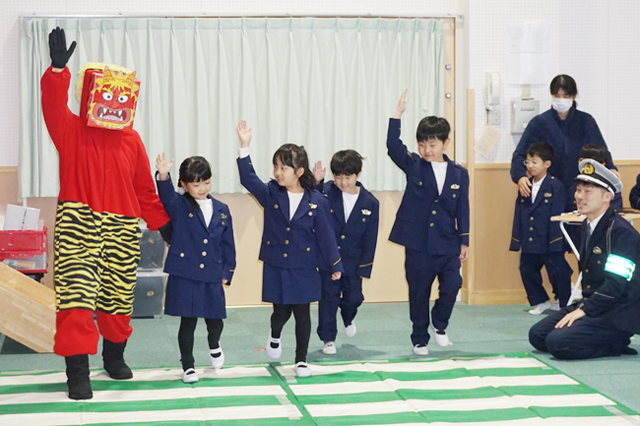 鬼と一緒に交通ルール学ぶ 延命こども園の5歳児