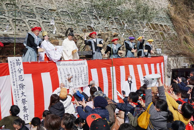 福餅福豆で福いっぱい 太郎坊宮で節分厄除大祭