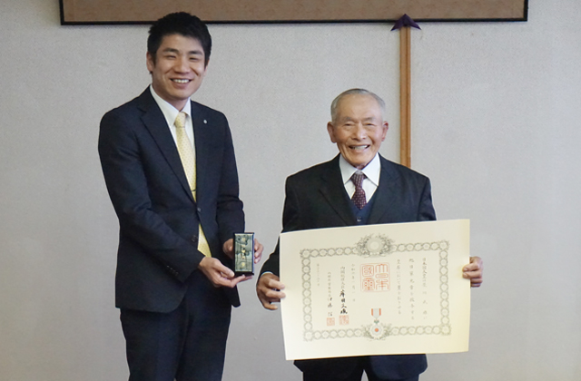 元日野町議会議員 荒川さんに高齢者叙勲