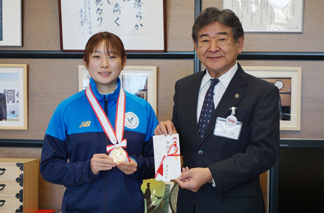 東近江市建部堺町出身の中井佑姫奈さんが優勝報告