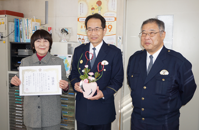 交番に生け花届け20年 華道講師の川瀬さんに感謝状