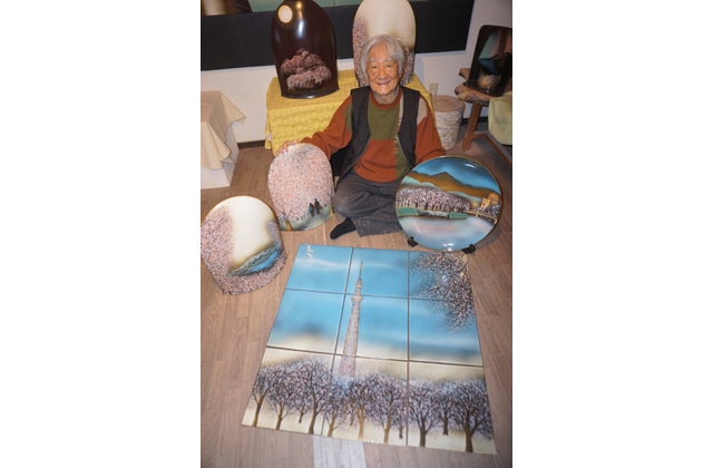 布引焼・小嶋さん、幻想的なサクラ、展覧会へ制作中
