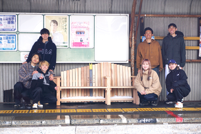 近江鉄道１３駅に木製ベンチ