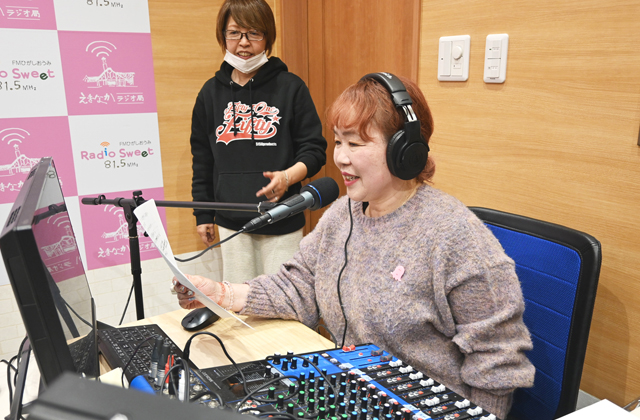 ＦＭ放送局「ラジオスイート」で緊張しながらアナウンス体験