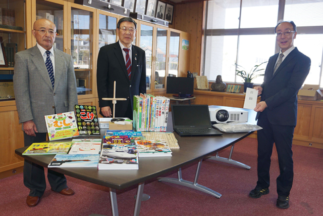 「世間よし」の精神を紡ぐ ＰＣや本 約300点を寄贈
