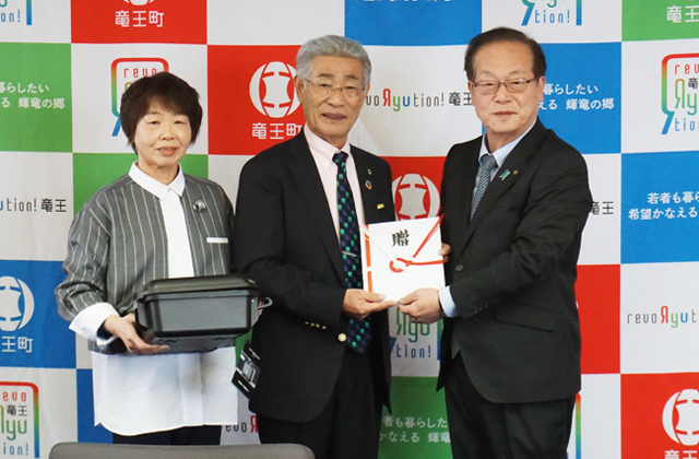 竜王町の竹井夫妻　町へ100万円とドローン1基を寄付