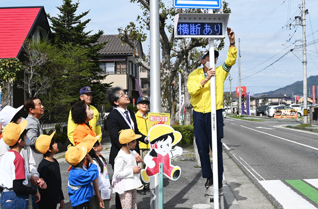 保育園前とサンロードの横断歩道に設置