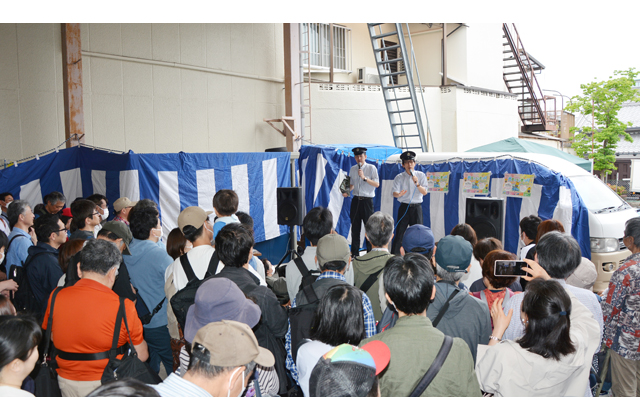 近江鉄道に親しんで親子らで商店街にぎわう