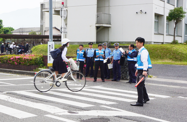 横つなぎで通学路の安全確保