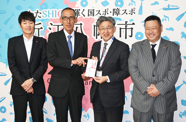 くつろいで本が読める環境を 図書館に幼児用円卓とマット