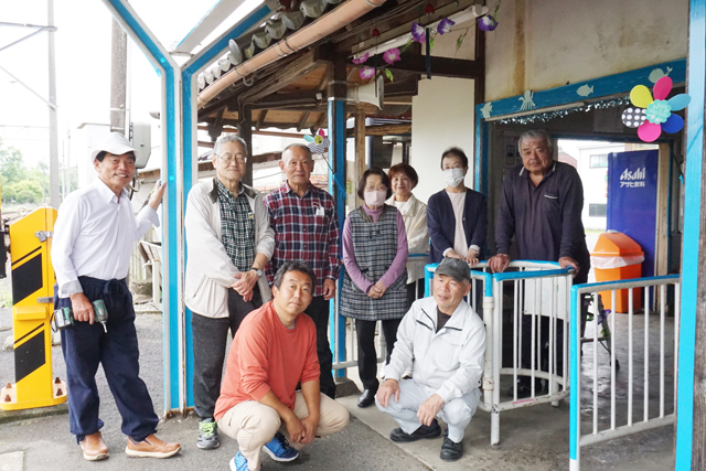 青い駅舎で涼やかに 近江鉄道桜川駅