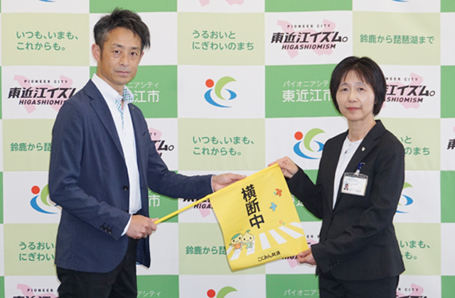 7才の交通安全プロジェクトに賛同 横断旗150本を市に寄贈