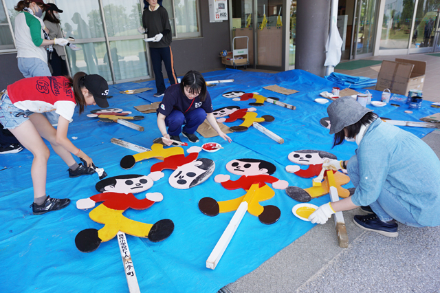 箕作小　交通事故をなくそう　PTAが「飛び出し坊や」補修に汗