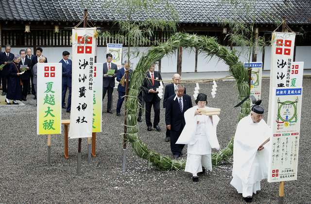 真夏の無病息災祈願 茅の輪くぐり