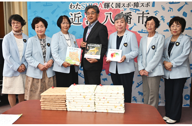 保育所や幼稚園などに絵本88冊贈呈