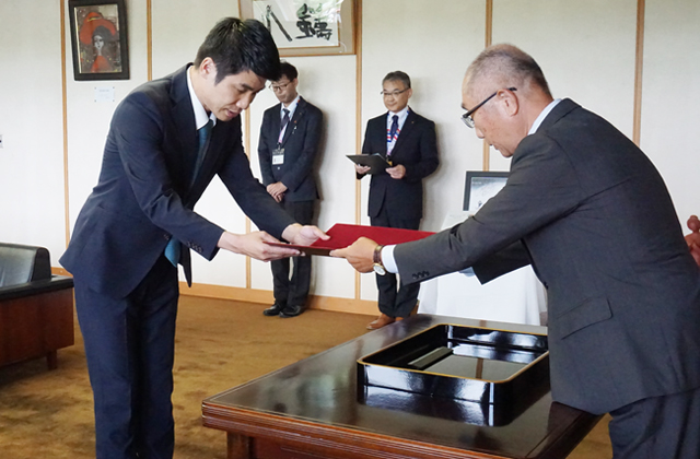 2期目へ決意新た 堀江氏に当選証書を付与
