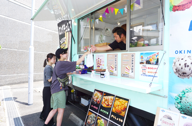駐車場の一角で「フードパーク」キッチンカー出店でにぎわいづくり