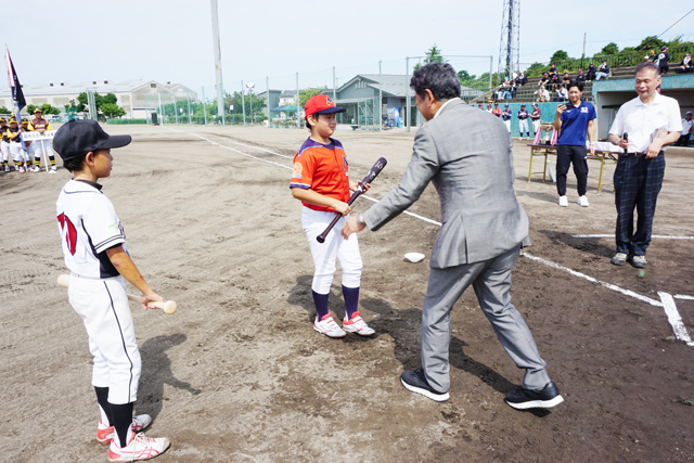 東近江出身のプロ野球選手　サイン入りバット贈る