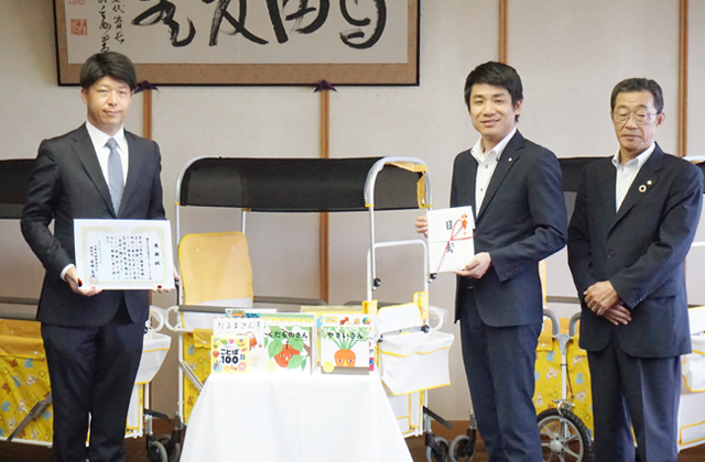 伊藤佑ホールディングスが日野町に図書と教育備品を寄贈