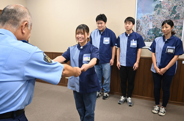 特殊詐欺被害を未然防止 コンビニ店員に署長感謝状