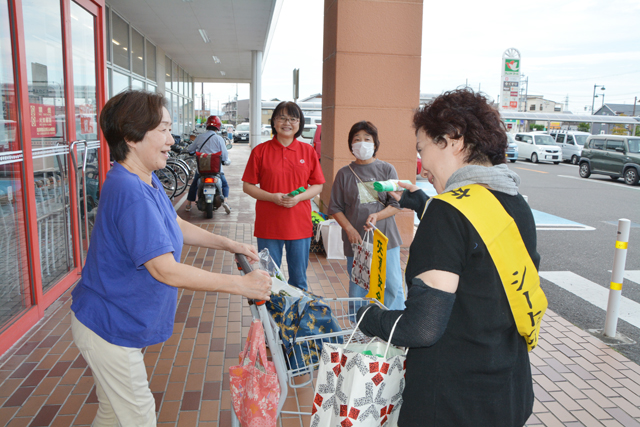東近江市商工会女性部が呼びかけ歩行者、運転者ともに注意して