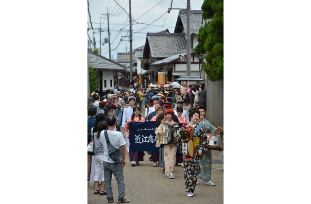 時代絵巻行列に100人 近江商人の時代にタイムスリップ