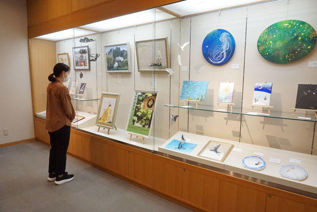 竜王町立図書館 大空圓作品展 27日まで