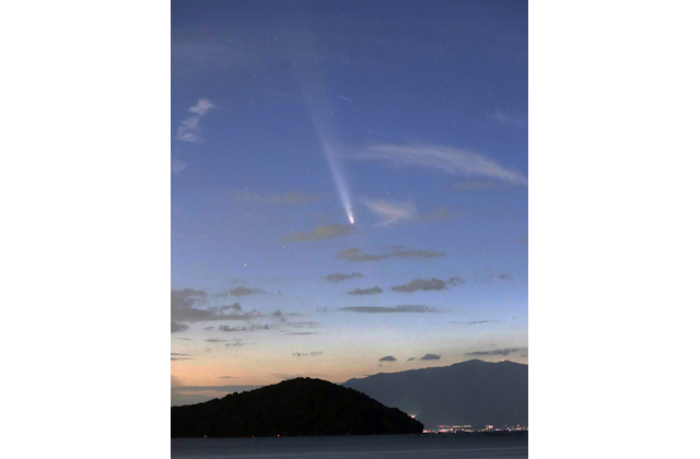 沖島と紫金山・アトラス彗星