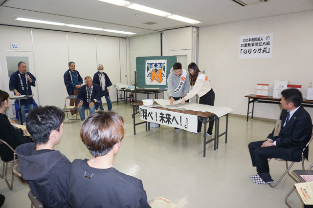 祝新成人20畳大凧の製作はじまる